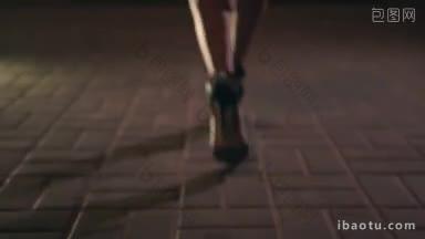 近距离的优雅女子的腿高跟鞋走在<strong>城市街道</strong>上，在夜晚<strong>背景</strong>的<strong>城市</strong>灯光